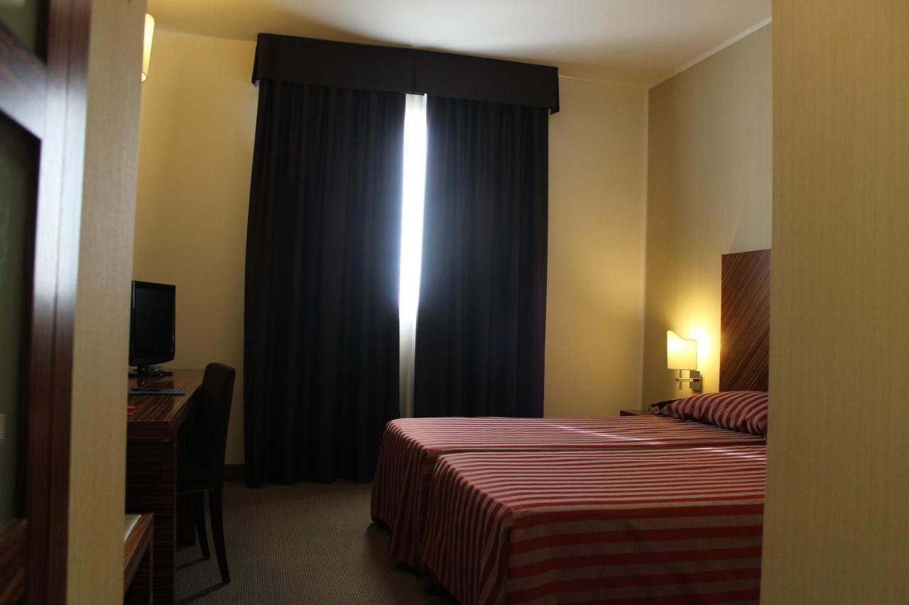 Mh Hotel Piacenza Fiera Eksteriør billede