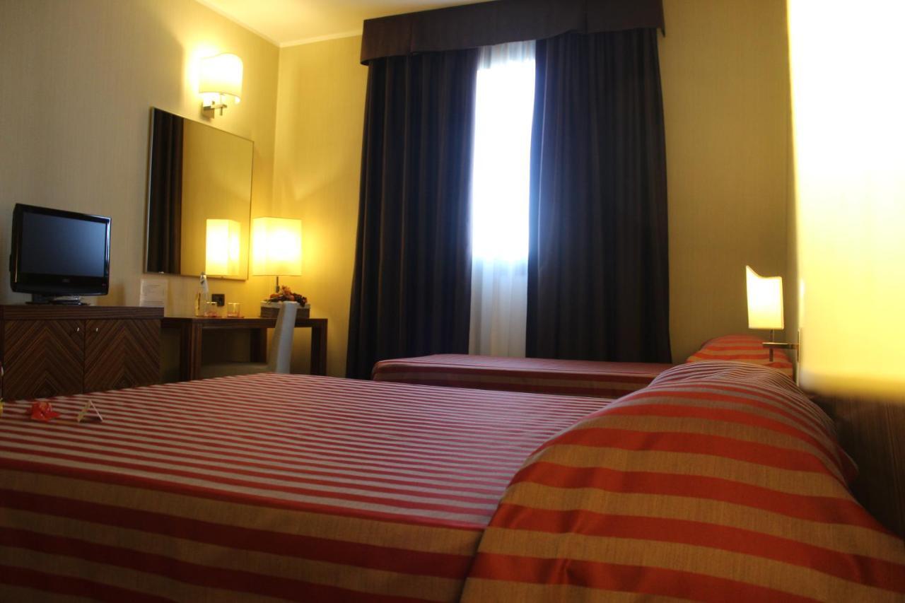 Mh Hotel Piacenza Fiera Eksteriør billede